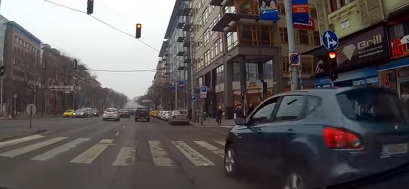 Videó: durva látni, hogy mennek át a piroson a budapesti autósok