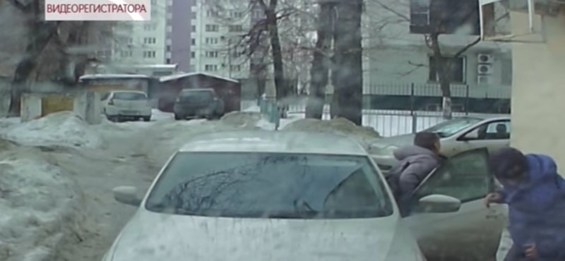 Ha néhány centivel arrébb parkol, talán már nem élne ez a sofőr – videó