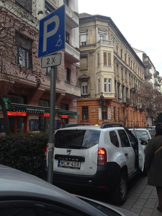 Ferencváros hivatalossá tette, hogy a közterületesek magánügyben is elfoglalhatják a rokkantak parkolóhelyeit