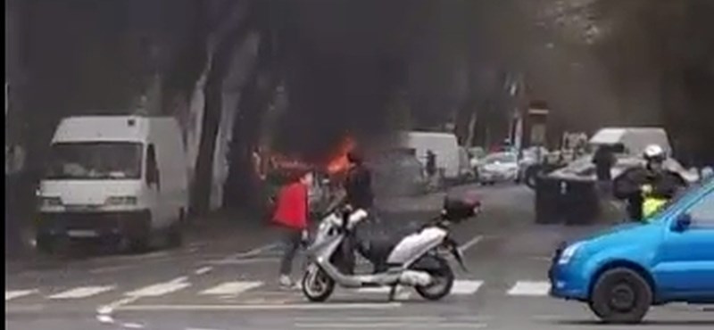 Videó: Hangos durranással égett le egy kisteherautó a Dózsa György útnál