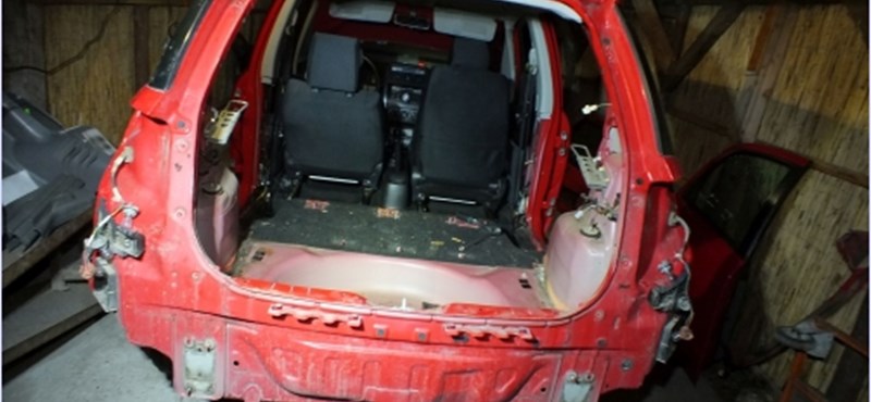 Videó: épp egy lopott autót bontott ez a ceglédi banda, amikor elkapták őket