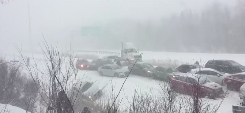 Gigabaleset: 50 autó rohant egymásba a kanadai autópályán – videó