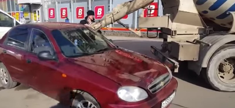 Betonnal töltötte fel felesége autóját – videó