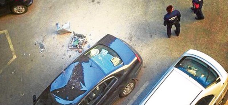 Budapesten bulizó angolok kidobtak az ablakon egy tévét, amely megrongált egy autót