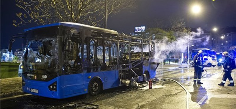 Fáklyaként égett a 16-os busz a Széll Kálmán téren – fotók, videók