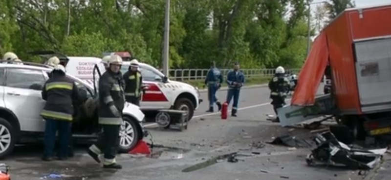 Így szabadították ki az autóba szorult sérültet Csepelen – videó