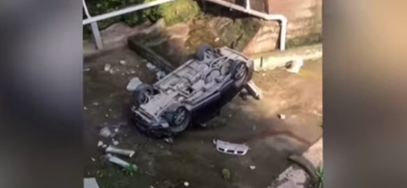 Döbbenetes, ahogy egy autós ijedtében lehajt egy emeletes parkolóházról – videó