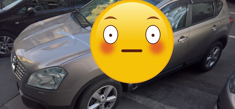 Keményen megleckéztettek egy járdára parkoló autót Budapesten