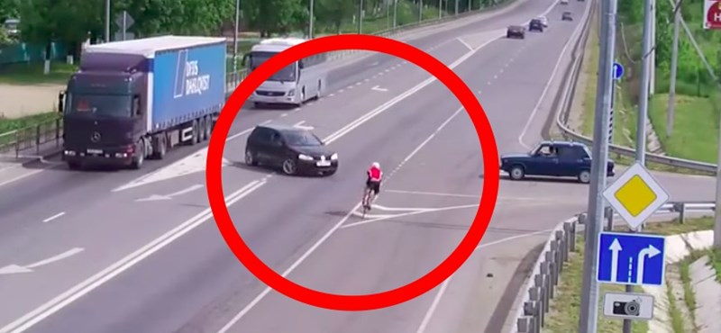 Ki hibázott nagyobbat: az autós vagy a kerékpáros ennél a balesetnél? – Videó
