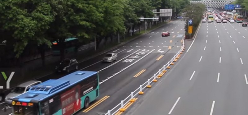 Kínában már terelőrobotok irányítják dugóban az autóforgalmat – videó