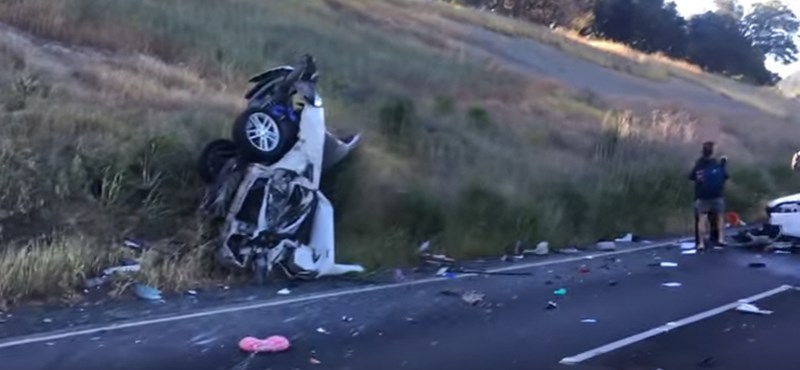 Ebben a balesetben az a döbbenetes, hogy mindenki túlélte – videó