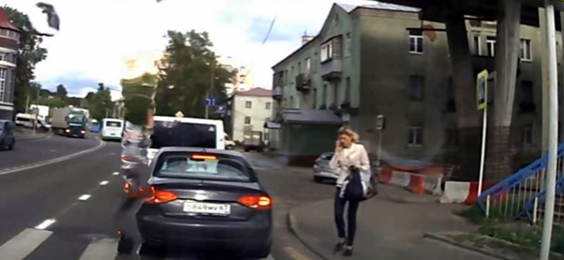 Oktatófilmbe való, ahogy ez a mobilozó nő átkel a zebrán – videó