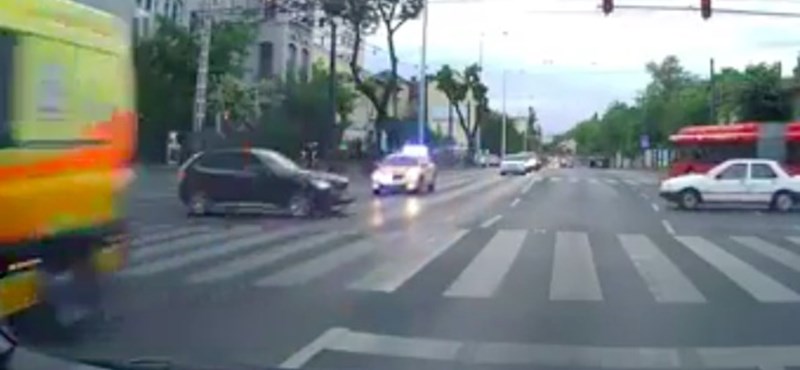 Simán áthajtott a szirénázó mentőautó és a mentőorvosi kocsi között a budapesti autós – videó