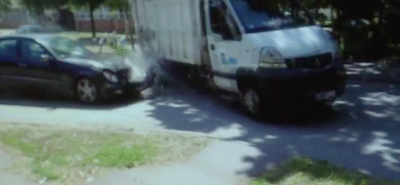 Mercedes és kukásautó karambolozott Szegeden, lerepültek róla a dolgozók – videó