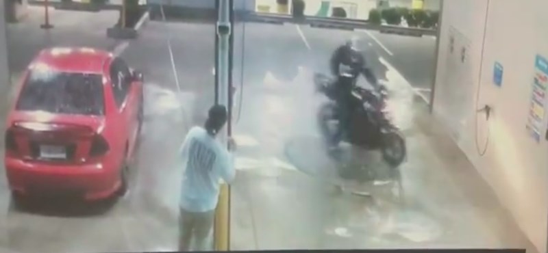 Menőzni akart a motoros, de hatalmas égés lett belőle – videó