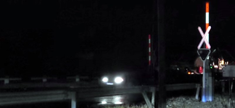Kijózanító videó: lassítás nélkül hajtanak át az autósok a vasúti átjárón, ha nem működik a sorompó