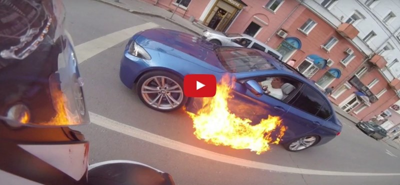 Pirosnál gyulladt ki a BMW, a sofőr nyomott egy padlógázt – videó