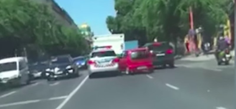 Videó: ráhúzta a kormányt a szirénázó rendőrautóra a kis Fiat sofőrje az Üllői úton