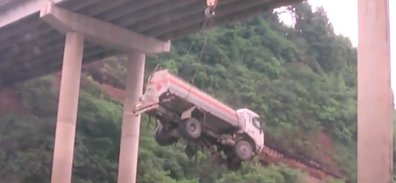Hídról zuhant le egy tartálykocsi Kínában – videó