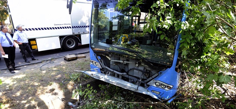 Rosszul lett a sofőr, árokba borult a 98E busz Budapesten