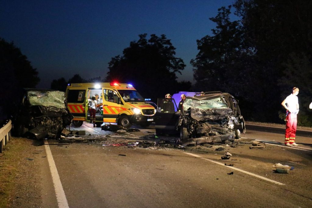 Öngyilkos autós miatt halt meg egy kisbusz sofőrje Szolnoknál