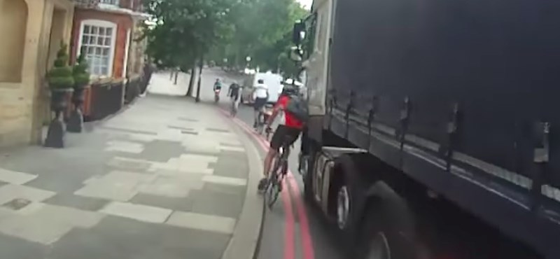 Kerékpáros kontra kamionos: ki hibázott nagyobbat ennél a balesetnél? – Videó