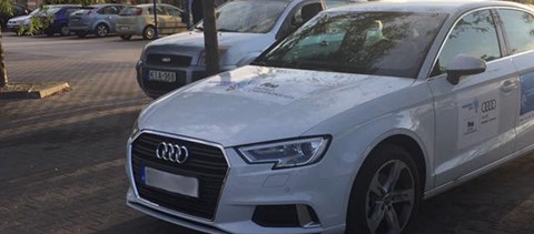 A nap fotója: vizes vb-s Audival parkoltak egyszerre négy helyre