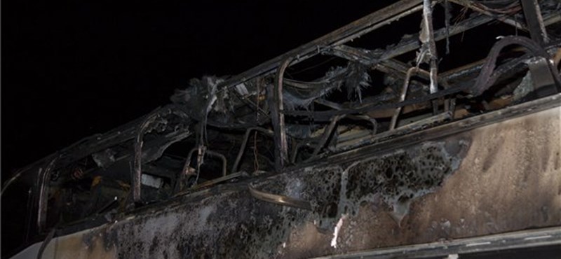 Emeletes turistabusz égett ki az M7-esen – fotók