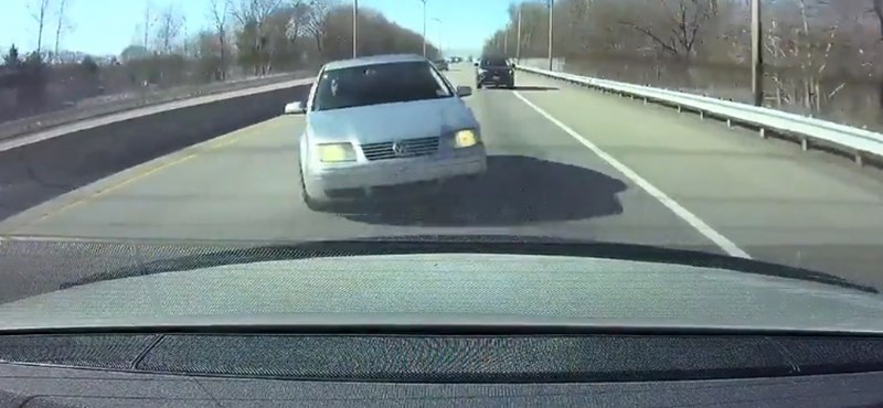 Ezt a sofőrhibát nehéz megúszni épp bőrrel autópályán – videó