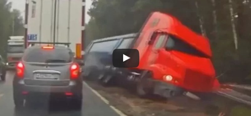 A semmiből jött ez a kamion, rendesen meglepte az autóst – videó