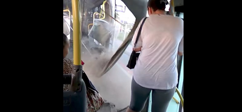 Először csak nyikorgott a csuklós busz, aztán menet közben kettészakadt – videó