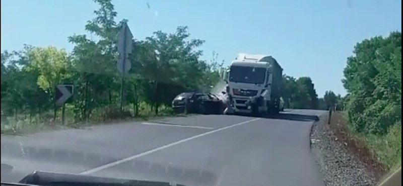 Videó: frontális balesetet rögzített egy autós Zámolynál