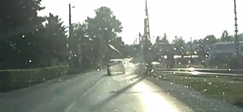 Videó: így törte le Pomázon egy autós a vasúti sorompót