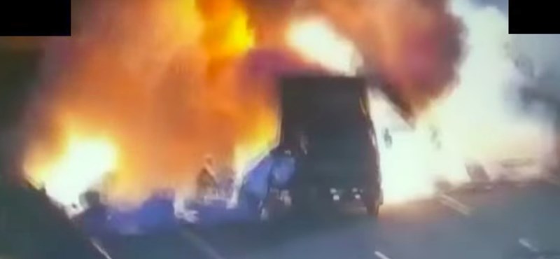 Éppen felvette a kamera, ahogy menet közben felrobban egy teherautó – videó