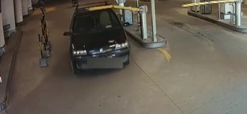 Videó: a lehajtott sorompó nem volt akadály a debreceni autósnak