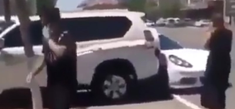 Videó: így tessékeli odébb egy terepjárós a rossz helyen parkoló Porschét