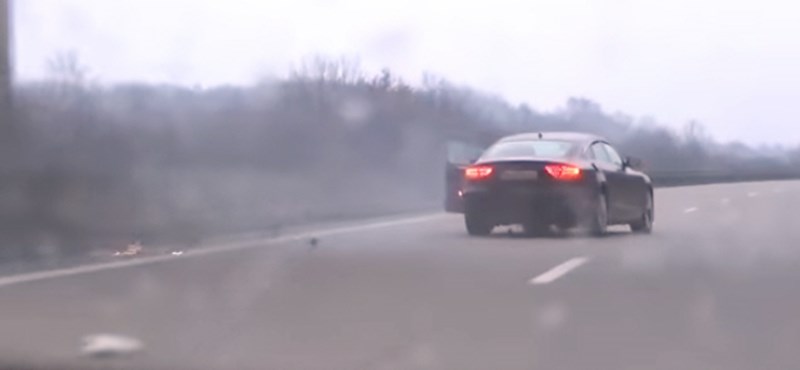 240-nel üldözték ezt az Audi A5-öt, amíg le nem repült az útról – videó