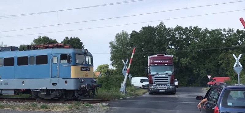 Videón, ahogy nyitott sorompónál érkezett meg a vonat Szeged közelében