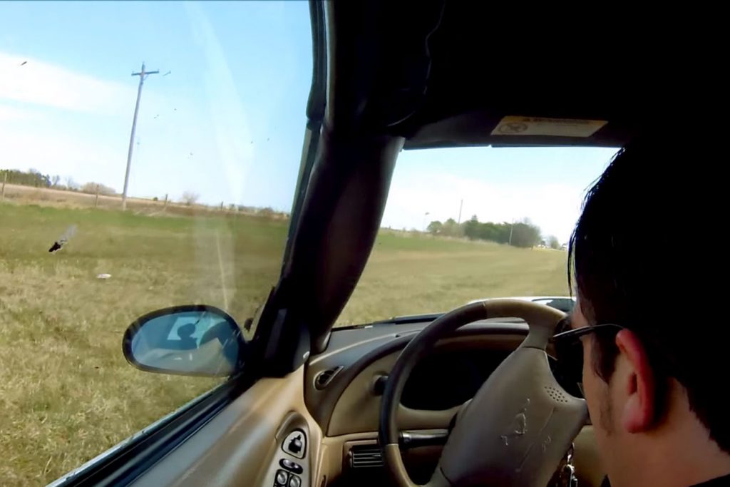 Elaludt a férfi vezetés közben: a következő 35 másodpercben óriási szerencséje volt – Videó