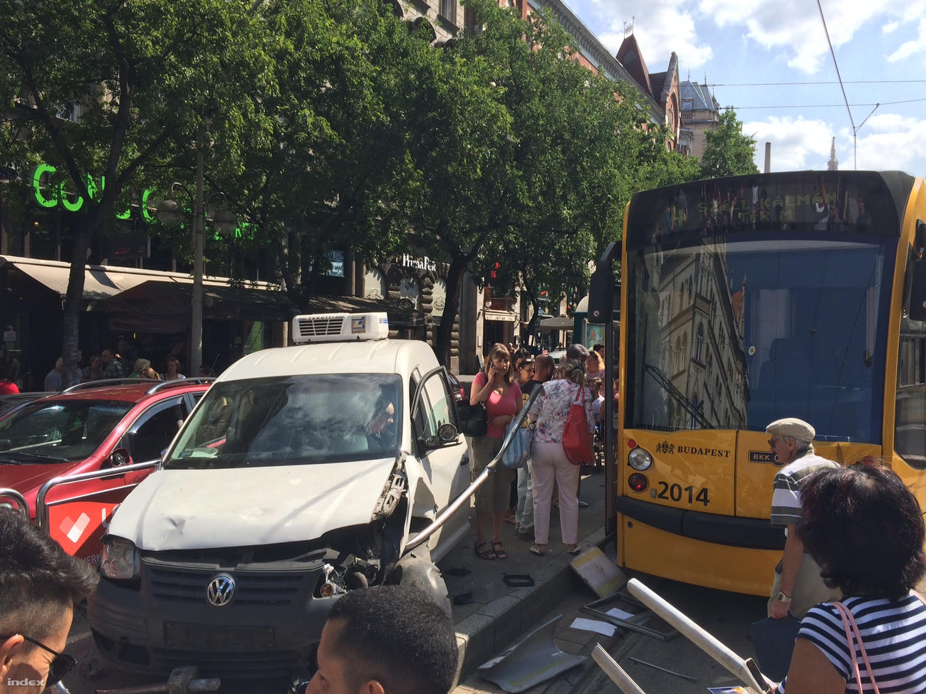 A villamosmegállóba hajtott egy autó a Nagykörúton