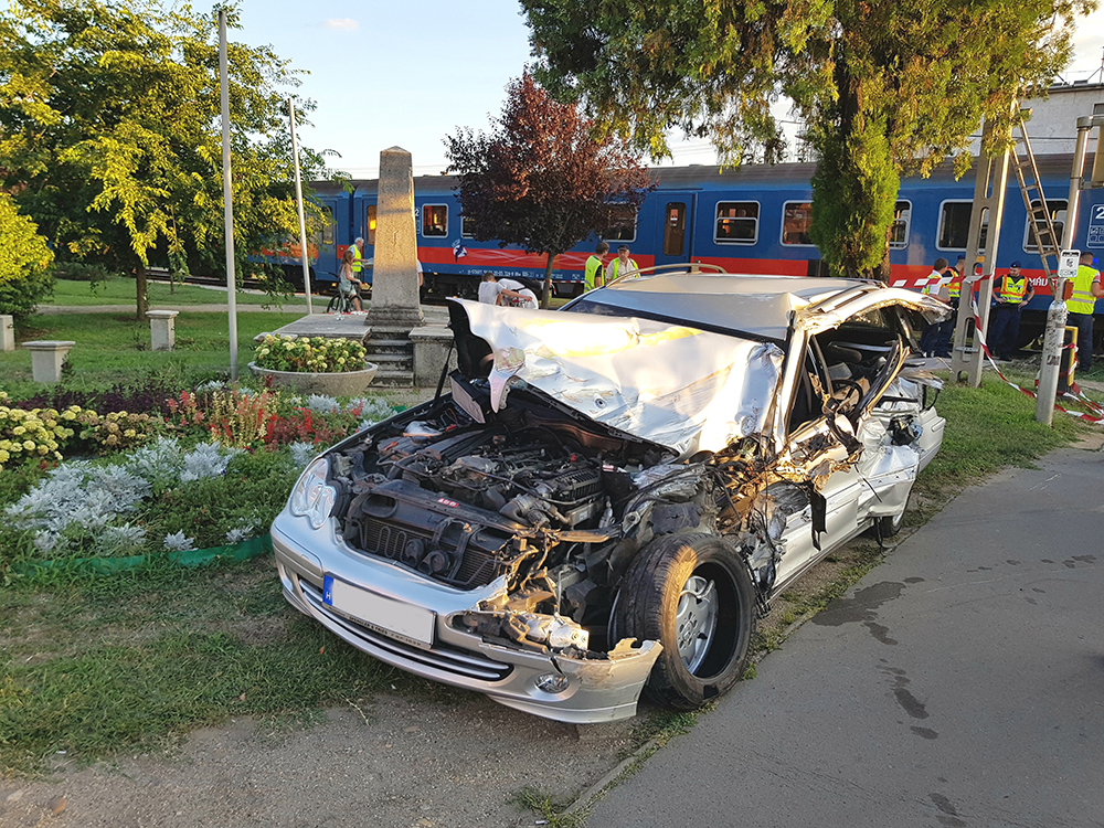 Összeütközött egy vonat és egy autó Budapesten. A 18. kerületi Nemes utcában történt a baleset!