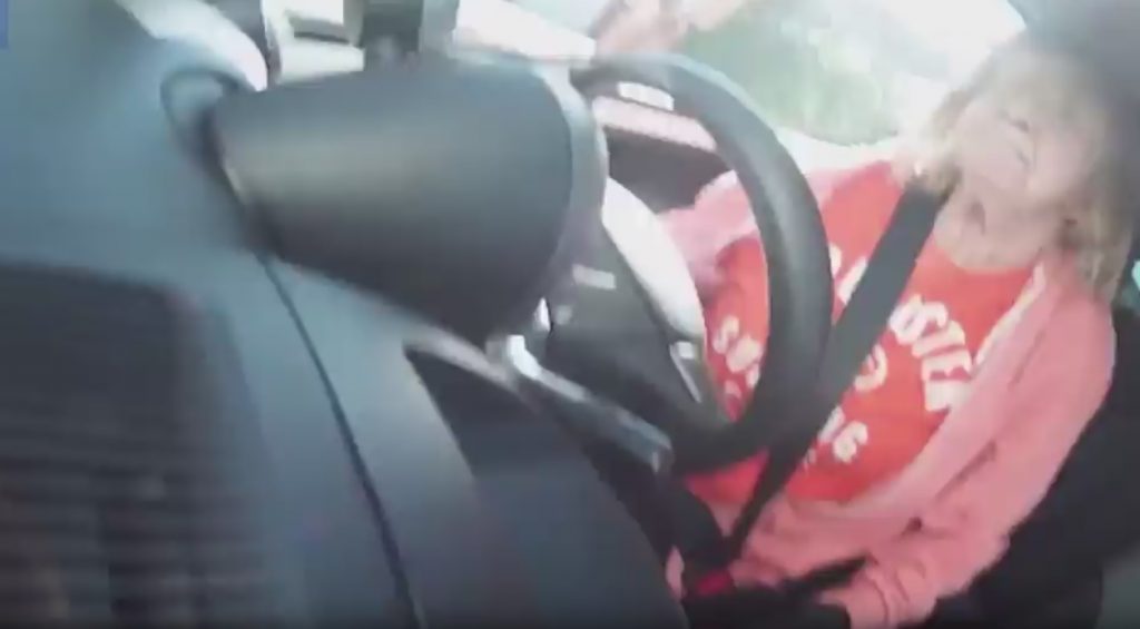 Mattrészegen ült autóba a 71 éves néni, ezt rögzítette a fedélzeti kamerája – VIDEÓ