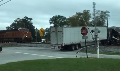 Fennakadt a kamion a sínen, kettévágta a vonat egy szempillantás alatt! – VIDEÓ