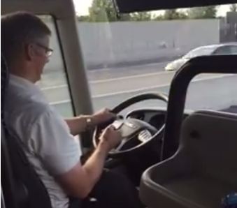 Telefonnyomkodó buszsofőr (VIDEÓ)
