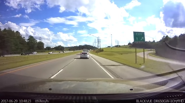 Nem is fékezett, 100 km/h-val szaladt bele a Ford Focusba egy nő – VIDEÓ
