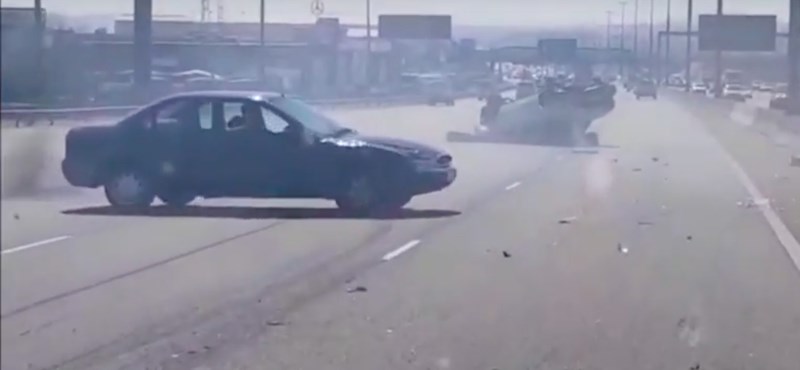 Meglépett volna a balesetet okozó sofőr, de a többi autós tudta a dolgát – videó