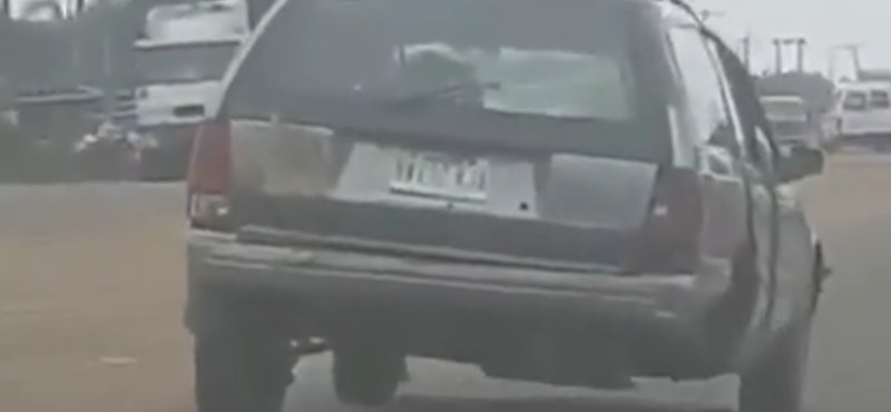 A nap videója: hiányzó kerekű autó a hétköznapi forgalomban