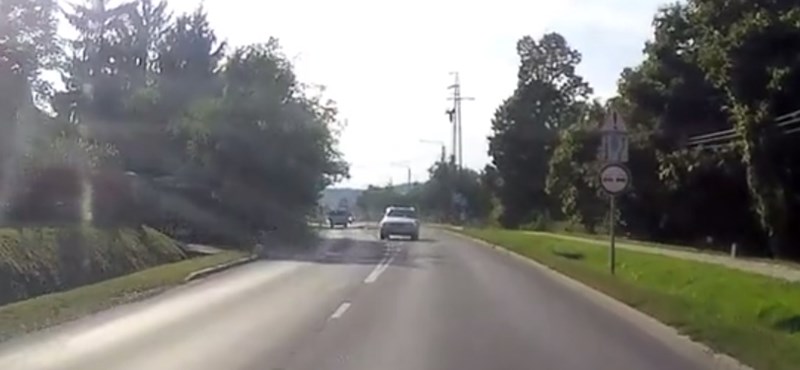 A nap videója a 10-es útról: 120-szal kerüli ki a BMW-s a zebrás terelőszigetet