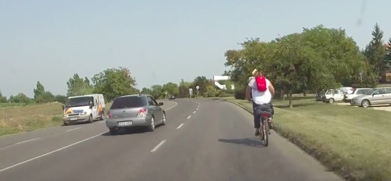 Az ilyen manőverért haragszik sok autós a kerékpárosokra – videó