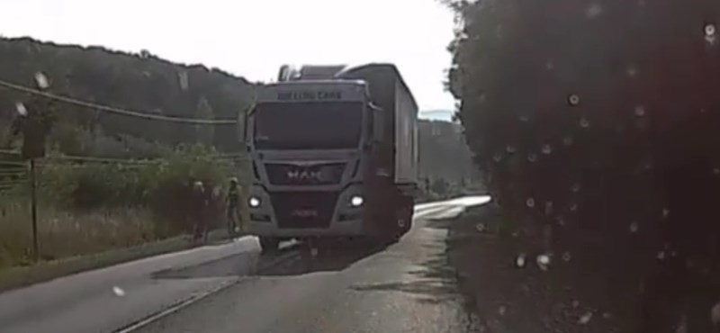 Videó: bicikliseket előző kamion okozott meleg helyzetet a 10-es úton